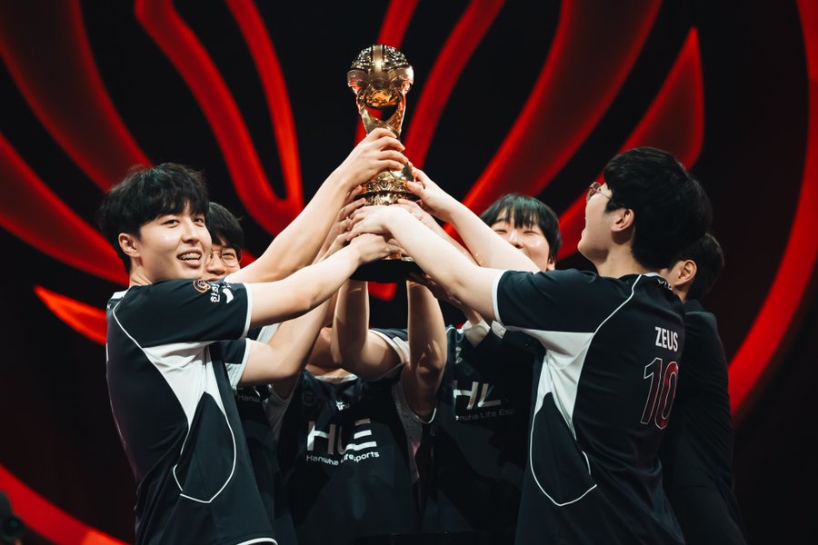 imagen que muestra al equipo de HLE con el trofeo